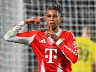 Footballeur en maillot rouge célébrant un but