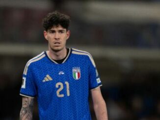 Joueur de football italien maillot bleu numéro 21