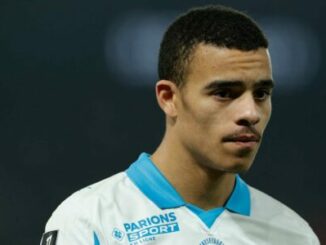 Joueur de football en maillot blanc et bleu