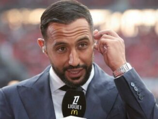 Journaliste sportif au stade avec micro Ligue 1