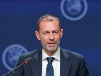 Homme en costume lors d'une conférence de presse