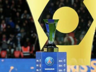 Trophée PSG devant public dans un stade