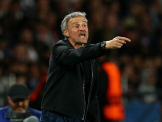 Entraîneur de football gesticulant sur le bord du terrain