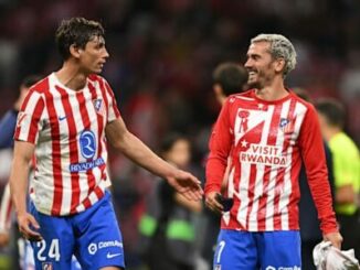 Deux footballeurs en maillot rouge et blanc