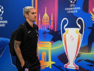 Homme devant affiche Ligue des champions