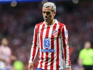 Joueur de football en maillot rouge et blanc