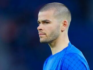 Joueur de football en maillot bleu, profil