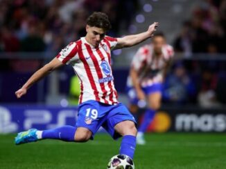 Footballeur frappant le ballon en plein match