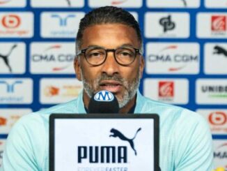 Homme parlant en conférence de presse Puma