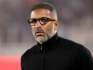 Homme barbu avec lunettes dans un stade