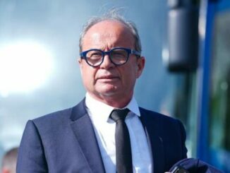 Homme en costume sombre avec lunettes dehors