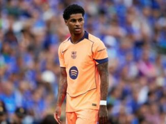 Footballeur en maillot orange du FC Barcelone