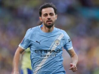 Joueur de football en maillot bleu ciel