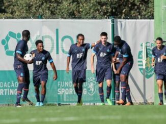 Joueurs de football s’entraînant sur un terrain