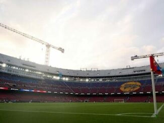 Stade de football avec grues et tribunes vides