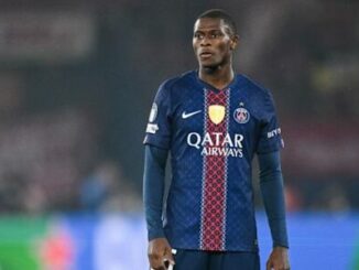 Footballeur en maillot du PSG sur le terrain