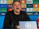 Entraîneur souriant en conférence de presse football