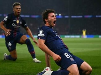 Joueur de football célébrant un but
