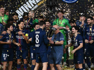 Équipe de football célébrant avec trophée et confettis