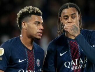 Deux footballeurs du PSG en discussion sur le terrain