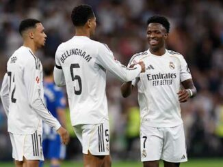 Trois footballeurs du Real Madrid célèbrent ensemble