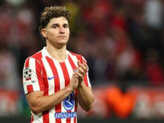 Joueur de football en maillot rouge applaudissant