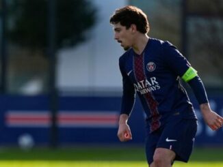Footballeur en maillot bleu avec brassard vert