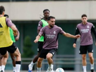 Joueurs de football à l'entraînement sur terrain