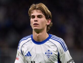 Jeune footballeur en maillot blanc et bleu