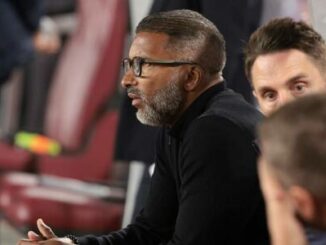 Entraîneur concentré assis sur le banc