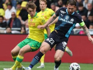 Duel entre deux footballeurs lors d’un match