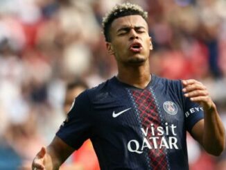 Footballeur du PSG en plein match