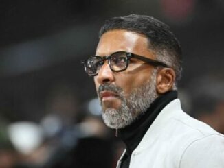Homme barbu aux lunettes regardant au loin
