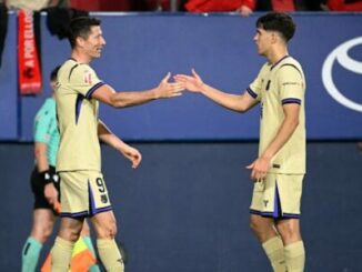 Deux footballeurs se félicitent sur le terrain