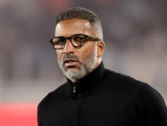 Homme barbu avec lunettes dans un stade