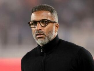 Homme barbu avec lunettes et veste noire