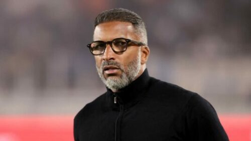Homme barbu avec lunettes dans un stade