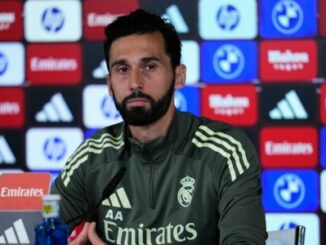 Homme en conférence de presse du Real Madrid