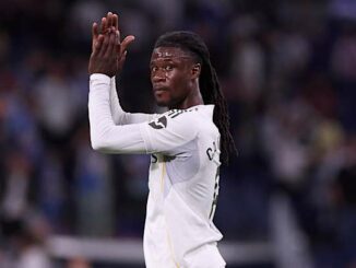 Footballeur en maillot blanc applaudissant le public