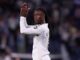 Footballeur en maillot blanc applaudissant le public