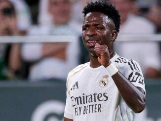 Footballeur célébrant en maillot blanc du Real Madrid