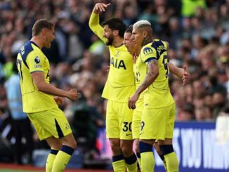 Joueurs de football en jaune célèbrent un but