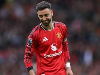 Footballeur en maillot rouge sur le terrain