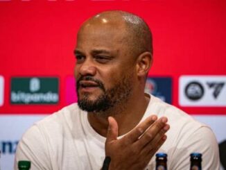 Homme parlant en conférence de presse sportive