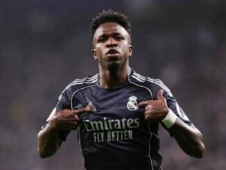 Footballeur en maillot noir du Real Madrid