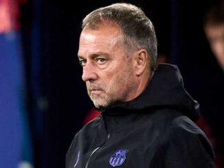 Homme en veste noire du FC Barcelone