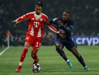 Duel entre joueurs Bayern et PSG ballon