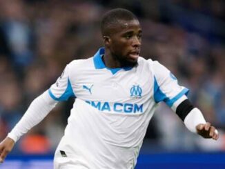 Footballeur en maillot blanc de Marseille en action