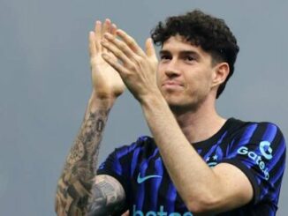 Joueur de football applaudissant en maillot bleu et noir