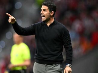 Entraîneur de football donnant des instructions sur le terrain
